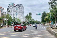 Bán nền đẹp tặng nhà cấp 4 còn mới đẹp đường trần văn trà kdc hưng phú, cần thơ