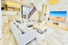 Bán nhà hồng tiến, lô góc, gara ô tô camry, gần phố, mt khủng, tặng nội thất chất, giá mềm