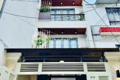 Chiến khu d hẻm rộng 8m nhà cao. cửa rộng gần chợ.