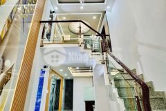 Bán nhà hxh mới đẹp thích quảng đức, cách mặt tiền 1 căn, ở ngay.