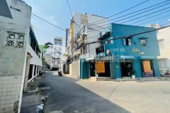 Nhà mặt tiền, trong khu nhiều tòa nhà văn phòng