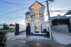 Bán căn biệt thự mái thái góc 3 mặt tiền ngay tại trung tâm f4 vĩnh long