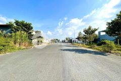 Nền 90m2 vị trí đẹp lộ giới trước nền 28m hướng đông bắc kdc tân phú giá 2 tỷ 200 triệu.