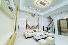 Trung tâm hai bà trưng, nhà mới 5 tầng thang máy nội thất đẹp, mặt tiền rộng, rất gần phố.