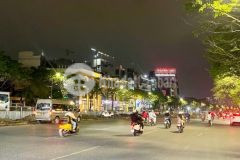 Bán nhà mặt phố võ chí công, 42m2, 5t, mt5m, chủ đang ở cho thuê kinh doanh, giá 27.5 tỷ