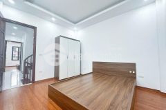 Nhà mới phố đê la thành 38m2, 5 tầng trước nhà rộng 4m giá 10.6 tỷ hiếm đống đa