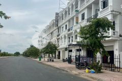 Có 2 căn nhà thô liền kề 1 trệt 3 lầu 1 sân thượng mặt tiền đường d6a đường võ văn kiệt vĩnh long